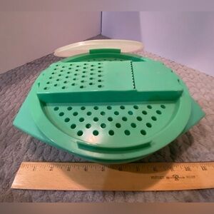 Tupperware jade green Cheese Vegetable Slaw Grater Bowl. #786-9Great cond-sharp!